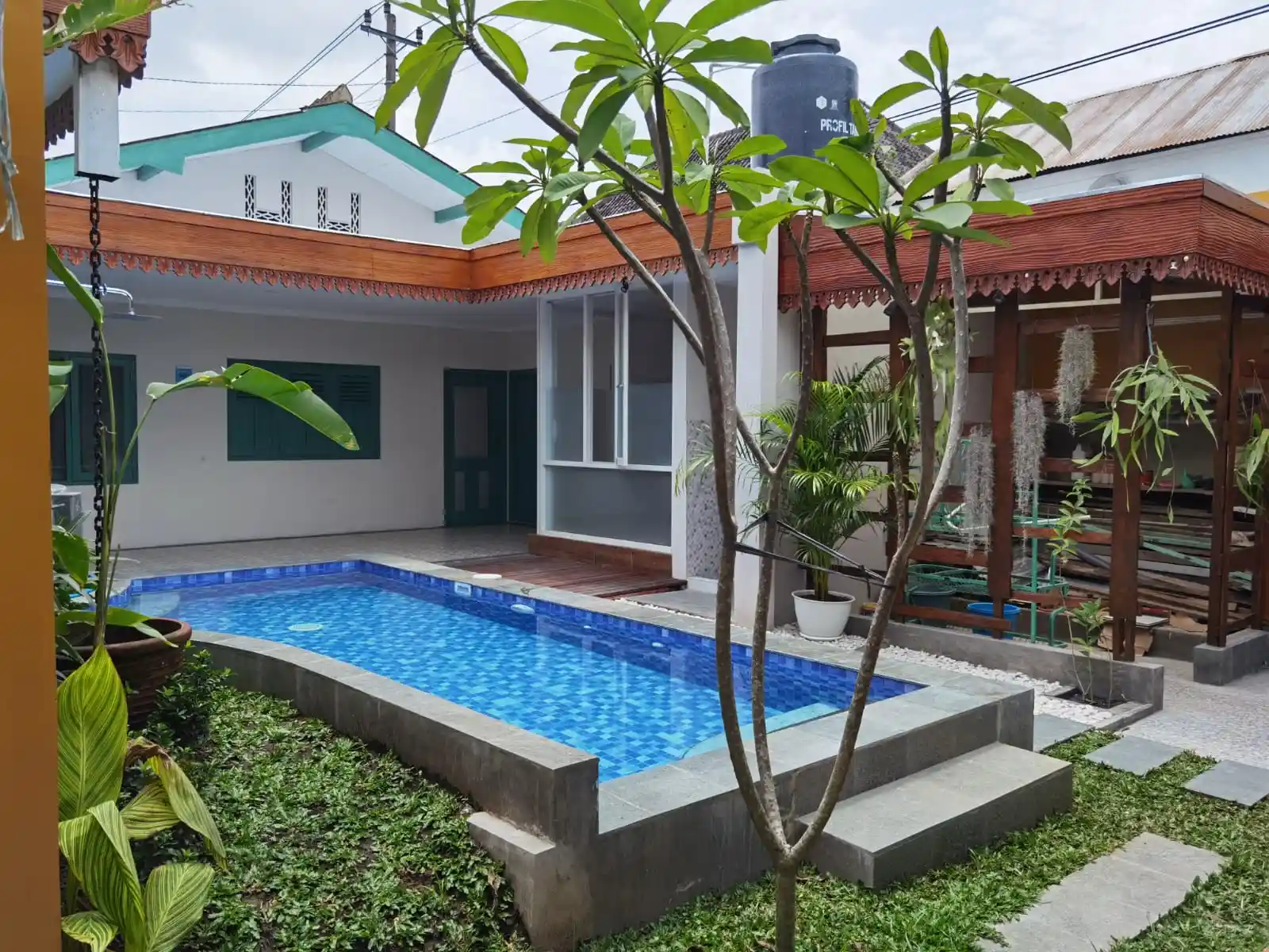 Kolam Renang di Pagi Hari